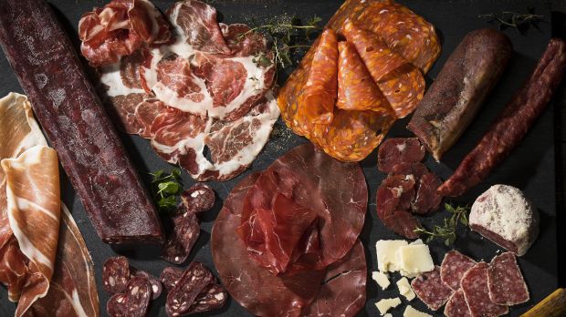 80 Prozent der italienischen Schweine werden zur Herstellung der typischen, mit Herkunftssiegel versehenen, Schinken und Wurstprodukte verwendet. 80 Prozent der italienischen Schweine werden zur Herstellung der typischen, mit Herkunftssiegel versehenen, Schinken und Wurstprodukte verwendet.