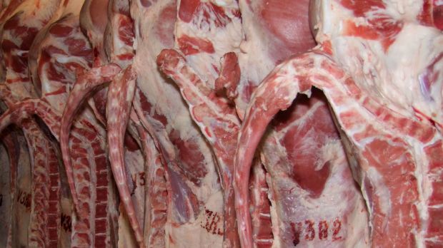 In der Corona-Krise lässt sich Kalbfleisch kaum vermarkten. Gefordert werden deshalb Hilfen zur privaten Lagerhaltung. In der Corona-Krise lässt sich Kalbfleisch kaum vermarkten. Gefordert werden deshalb Hilfen zur privaten Lagerhaltung.