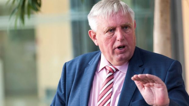 Die ISN macht Nordrhein-Westfalens Arbeits- und Gesundheitsminister Karl-Josef Laumann für den Stau in den Schweineställen mitverantwortlich. Die ISN macht Nordrhein-Westfalens Arbeits- und Gesundheitsminister Karl-Josef Laumann für den Stau in den Schweineställen mitverantwortlich.