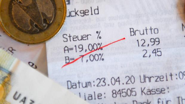 Die Bundesregierung hat die vorübergehende Senkung der Mehrwertsteuer auf den Weg gebracht. Die Bundesregierung hat die vorübergehende Senkung der Mehrwertsteuer auf den Weg gebracht.