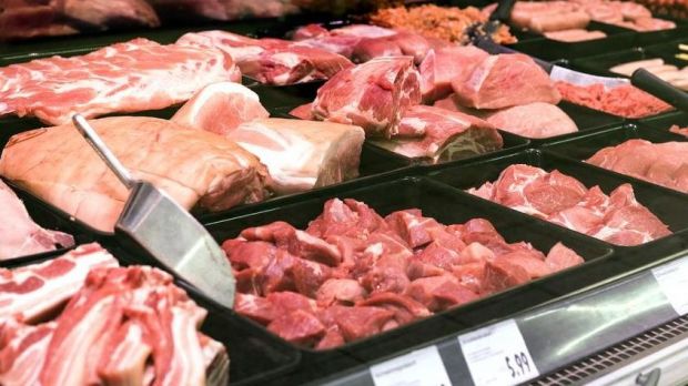 2019 wurden Pro-Kopf 34,1 Kilogramm Schweinefleisch verzehrt. Zum Vorjahr 2018 sind das 1,6 Kilo weniger. 2019 wurden Pro-Kopf 34,1 Kilogramm Schweinefleisch verzehrt. Zum Vorjahr 2018 sind das 1,6 Kilo weniger.