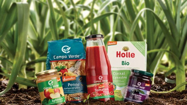 Kaufland hat bereits vor anderthalb Jahren damit begonnen, sein Bio-Sortiment durch die Einlistung von Demeter-Ware aufzuwerten. Kaufland hat bereits vor anderthalb Jahren damit begonnen, sein Bio-Sortiment durch die Einlistung von Demeter-Ware aufzuwerten.