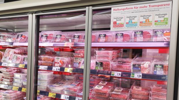 Die Schwarz-Gruppe hat mit ihren Frischfleisch- sowie Frischgeflügel-Lieferanten vereinbart, ab spätestens Januar 2021 auf Werkverträge mit Dritten in den Kernprozessen Schlachtung, Zerlegung sowie Verpackung zu verzichten. Die Schwarz-Gruppe hat mit ihren Frischfleisch- sowie Frischgeflügel-Lieferanten vereinbart, ab spätestens Januar 2021 auf Werkverträge mit Dritten in den Kernprozessen Schlachtung, Zerlegung sowie Verpackung zu verzichten.