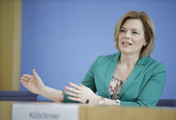 Julia Klöckner: "Die Lebensmittelversorgungskette ist systemrelevant für uns - hier muss sensibel und flexibel vorgegangen werden". Julia Klöckner: "Die Lebensmittelversorgungskette ist systemrelevant für uns - hier muss sensibel und flexibel vorgegangen werden".