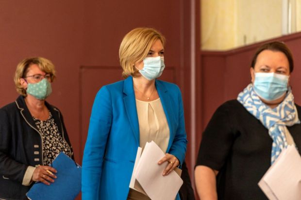 Die drei CDU-Landwirtschaftsministerinnen Barbara Otte-Kinast (Niedersachsen) Julia Klöckner (Deutschland) und Ursula Heinen (Nordrhein-Westfalen/von links) sprechen sich in ihrem Positionspapier für eine Tierwohlabgabe aus.
Die drei CDU-Landwirtschaftsministerinnen Barbara Otte-Kinast (Niedersachsen) Julia Klöckner (Deutschland) und Ursula Heinen (Nordrhein-Westfalen/von links) sprechen sich in ihrem Positionspapier für eine Tierwohlabgabe aus.
