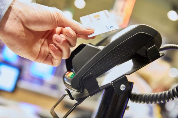 Kontaktlos per Karte: Banken und Sparkassen in Deutschland haben rund 100 Millionen girocards ausgegeben. Kontaktlos per Karte: Banken und Sparkassen in Deutschland haben rund 100 Millionen girocards ausgegeben.