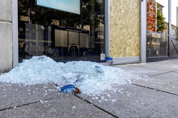 Aufräumarbeiten nach Randale in der Stuttgarter Innenstadt. Aufräumarbeiten nach Randale in der Stuttgarter Innenstadt.