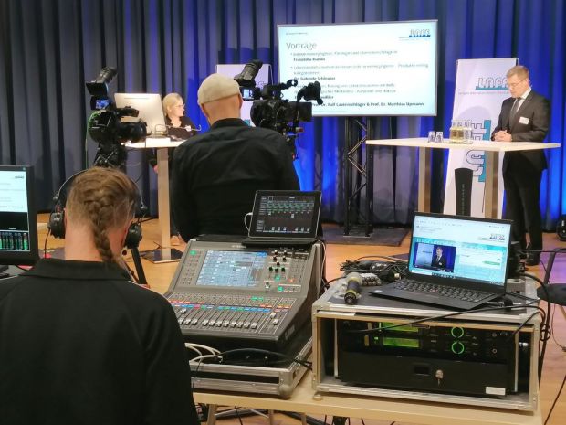 Der Vortragssaal entsprach während der diesjährigen LAFF-Tagung einem TV-Studio zur professionellen Gestaltung der Live-Stream-Übertragung. Der Vortragssaal entsprach während der diesjährigen LAFF-Tagung einem TV-Studio zur professionellen Gestaltung der Live-Stream-Übertragung.
