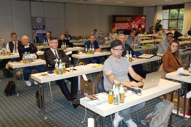 Wegweisende Beschlüsse fasste die Versammlung in Nürnberg, etwa dass Betriebe auch direkt Mitglied im LIV werden können – selbst wenn es vor Ort eine Innung gibt. Wegweisende Beschlüsse fasste die Versammlung in Nürnberg, etwa dass Betriebe auch direkt Mitglied im LIV werden können – selbst wenn es vor Ort eine Innung gibt.