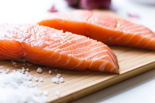 Lachs aus Aquakultur kann nur nachhaltig sein, wenn kein Wildfisch auf dem Speiseplan der Zuchtfische steht. Lachs aus Aquakultur kann nur nachhaltig sein, wenn kein Wildfisch auf dem Speiseplan der Zuchtfische steht.