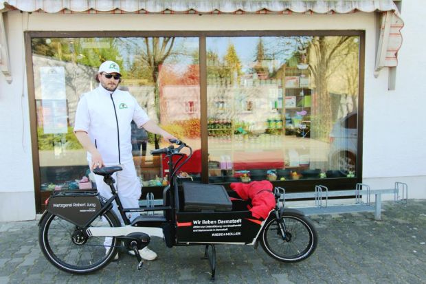 Umweltfreundlich und werbewirksam: Fleischermeister Sebastian Jung setzt sein Lasten-E-Bike vorzugsweise für die Belieferung von Kunden und für Transporte zwischen seinen beiden Geschäften ein. Umweltfreundlich und werbewirksam: Fleischermeister Sebastian Jung setzt sein Lasten-E-Bike vorzugsweise für die Belieferung von Kunden und für Transporte zwischen seinen beiden Geschäften ein.