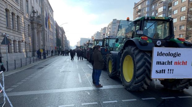 Bei der Schlepperdemo in Berlin fordern die Bauern auskömmliche Preise und weniger Auflagen Bei der Schlepperdemo in Berlin fordern die Bauern auskömmliche Preise und weniger Auflagen