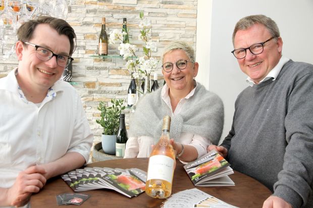 René, Nicole und Thomas Matzner (von links) empfehlen gern einen guten Tropfen passend zu Fleisch und Feinkost – ausgewogenes Preis-Leistungsverhältnis inklusive. René, Nicole und Thomas Matzner (von links) empfehlen gern einen guten Tropfen passend zu Fleisch und Feinkost – ausgewogenes Preis-Leistungsverhältnis inklusive.