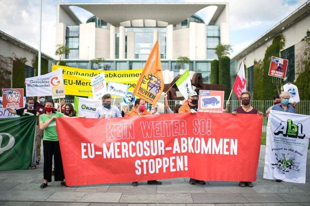 Kritiker des Abkommens, hier bei einem Protest im Juni, sehen sich durch die Vorbehalte der Kanzlerin bestätigt. Kritiker des Abkommens, hier bei einem Protest im Juni, sehen sich durch die Vorbehalte der Kanzlerin bestätigt.