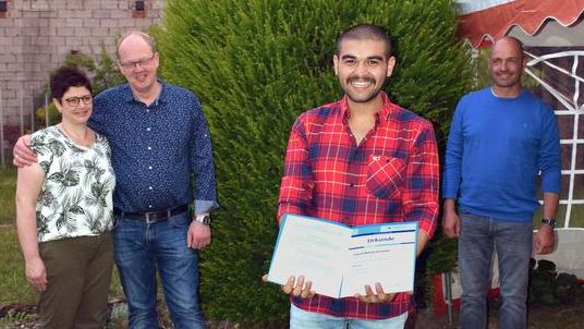 Stolz auf den Gesellenbrief: der Iraner Mahdi Hosseini mit den Ausbildern Heidi und Eberhard Bumm sowie Fachlehrer Tino Müller (rechts). Stolz auf den Gesellenbrief: der Iraner Mahdi Hosseini mit den Ausbildern Heidi und Eberhard Bumm sowie Fachlehrer Tino Müller (rechts).
