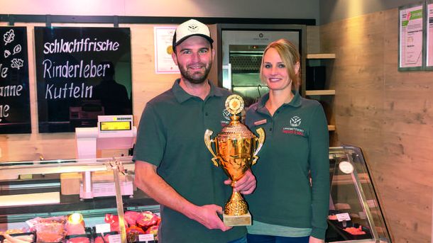 Benny und Sabrina Gölz freuen sich über den Pokal in der Kategorie Brühwurst anlässlich der IFFA 2019 in Frankfurt am Main. Benny und Sabrina Gölz freuen sich über den Pokal in der Kategorie Brühwurst anlässlich der IFFA 2019 in Frankfurt am Main.
