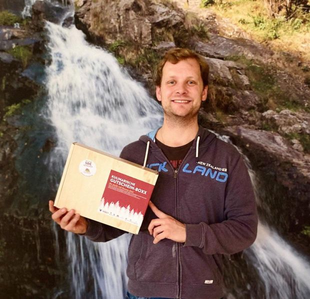 Genuss aus dem Schwarzwald: die kulinarische Gutschein-Boxx, präsentiert von Philipp Föhrenbacher. Genuss aus dem Schwarzwald: die kulinarische Gutschein-Boxx, präsentiert von Philipp Föhrenbacher.