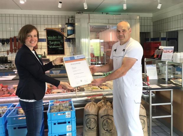 Veronika Thanner von der Kammer Ulm überreicht Fleischermeister Andreas Heußler die Urkunde zum 50. Betriebsjubiläum. Veronika Thanner von der Kammer Ulm überreicht Fleischermeister Andreas Heußler die Urkunde zum 50. Betriebsjubiläum.
