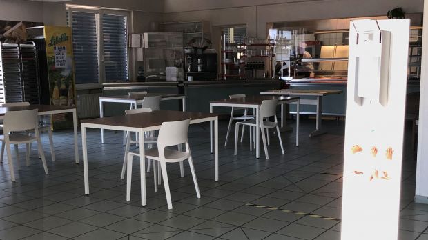 100 Sitzplätze, aber nur die Hälfte davon darf nach Vorreservierung an Gäste vergeben werden: Das Tagesrestaurant von Christoph Hug in Steinen nimmt nach der Corona-Pause wieder den Betrieb auf. 100 Sitzplätze, aber nur die Hälfte davon darf nach Vorreservierung an Gäste vergeben werden: Das Tagesrestaurant von Christoph Hug in Steinen nimmt nach der Corona-Pause wieder den Betrieb auf.