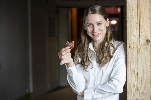 Stolze Preisträgerin des Hessischen Gründerpreises 2020: Fleischermeisterin Katharina Koch aus Calden. Stolze Preisträgerin des Hessischen Gründerpreises 2020: Fleischermeisterin Katharina Koch aus Calden.