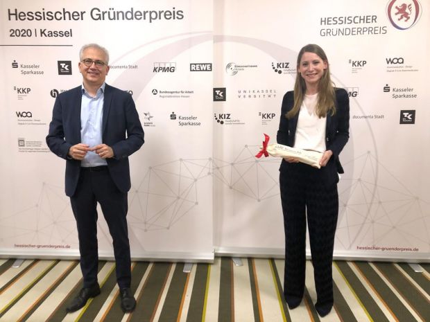 Der hessische Wirtschaftsminister Tarek Al-Wazir überreichte Katharina Koch die Auszeichnung. Der hessische Wirtschaftsminister Tarek Al-Wazir überreichte Katharina Koch die Auszeichnung.