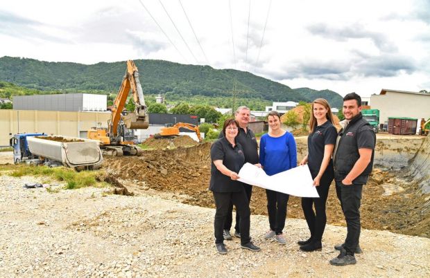 Die Zukunft ist gesichert: Ira, Karl-Heinz und Frauke Konrad (von links) sowie Gero Konrad und Vanessa Hennig (von rechts) bauen einen neuen Produktionsbetrieb in Unterlenningen. Die Zukunft ist gesichert: Ira, Karl-Heinz und Frauke Konrad (von links) sowie Gero Konrad und Vanessa Hennig (von rechts) bauen einen neuen Produktionsbetrieb in Unterlenningen.