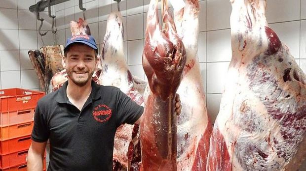Passionierter Jäger: Benjamin Krämer verarbeitet selbst erlegtes Wild in seiner eigenen Produktionsstätte und kauft weiteres Bret von befreundeten Jägern zu. Passionierter Jäger: Benjamin Krämer verarbeitet selbst erlegtes Wild in seiner eigenen Produktionsstätte und kauft weiteres Bret von befreundeten Jägern zu.