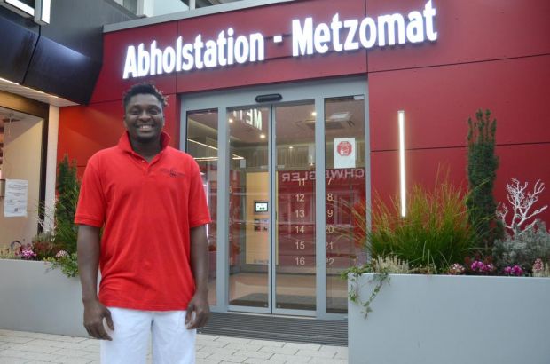 Eifriges Pauken führte zum Erfolg: Bass Waka aus Gambia hat in der Altshausener Metzgerei Metzler eine Fleischerausbildung absolviert und arbeitet dort nun als Geselle. Eifriges Pauken führte zum Erfolg: Bass Waka aus Gambia hat in der Altshausener Metzgerei Metzler eine Fleischerausbildung absolviert und arbeitet dort nun als Geselle.