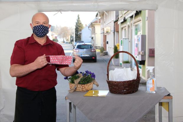 Fleischermeister Rainer Stepanek bietet seinen Kunden Schutzmasken für Mund und Nase an, die nach sorgfältiger Reinigung und Desinfektion nochmals verwendet werden können. Fleischermeister Rainer Stepanek bietet seinen Kunden Schutzmasken für Mund und Nase an, die nach sorgfältiger Reinigung und Desinfektion nochmals verwendet werden können.