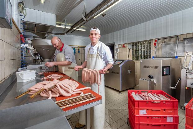 Trotz des begrenzten Platzes ist ein entspanntes Arbeiten in der Wurstküche möglich. Trotz des begrenzten Platzes ist ein entspanntes Arbeiten in der Wurstküche möglich.