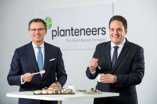Torsten Wywiol, CEO der Stern-Wywiol Gruppe, und Hydrosol-Planteneers-Geschäftsführer Dr. Matthias Moser essen veganes Sushi. Torsten Wywiol, CEO der Stern-Wywiol Gruppe, und Hydrosol-Planteneers-Geschäftsführer Dr. Matthias Moser essen veganes Sushi.