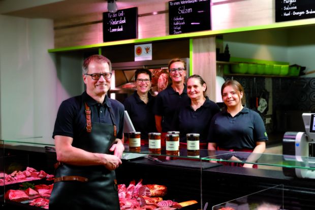 Im Organix-Biosupermarkt in Stuttgarts Stadtteil Feuerbach betreibt Reiner Munz mit Unterstützung seines Teams seit gut zehn Jahren einen Verkaufsstand. Im Organix-Biosupermarkt in Stuttgarts Stadtteil Feuerbach betreibt Reiner Munz mit Unterstützung seines Teams seit gut zehn Jahren einen Verkaufsstand.