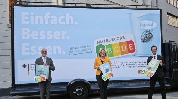 Bundesagrarministerin Julia Klökner gibt den Startschuss zur bundesweiten Einführung des Nutri-Score mit Philipp Hengstenberg, Präsident Lebensmittelverband Deutschland (l.) und Klaus Müller, Vorstand Verbraucherzentrale Bundesverband (r.) Bundesagrarministerin Julia Klökner gibt den Startschuss zur bundesweiten Einführung des Nutri-Score mit Philipp Hengstenberg, Präsident Lebensmittelverband Deutschland (l.) und Klaus Müller, Vorstand Verbraucherzentrale Bundesverband (r.)