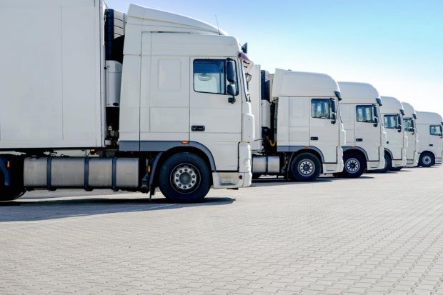 Mehr Sicherheit, mehr fairer Wettbewerb: Seit Juni 2019 fordert die EU bei schweren Lkw einen modernen Fahrtenschreiber („SmartTachograph“). Mehr Sicherheit, mehr fairer Wettbewerb: Seit Juni 2019 fordert die EU bei schweren Lkw einen modernen Fahrtenschreiber („SmartTachograph“).