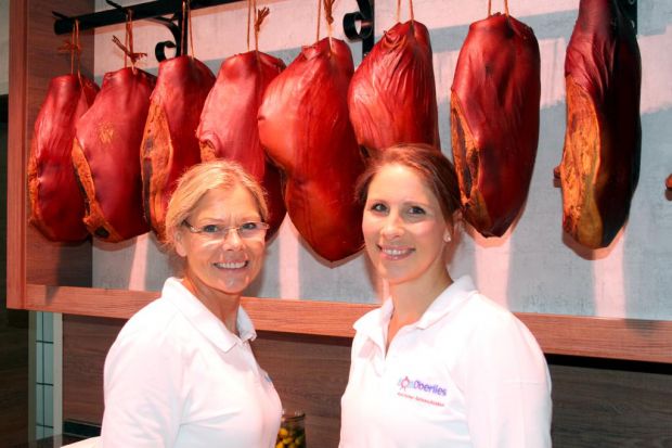 Vanessa Oberlies (rechts) mit ihrer Mutter Kerstin im Ladengeschäft der Schinken-Räucherei in Quickborn. Vanessa Oberlies (rechts) mit ihrer Mutter Kerstin im Ladengeschäft der Schinken-Räucherei in Quickborn.
