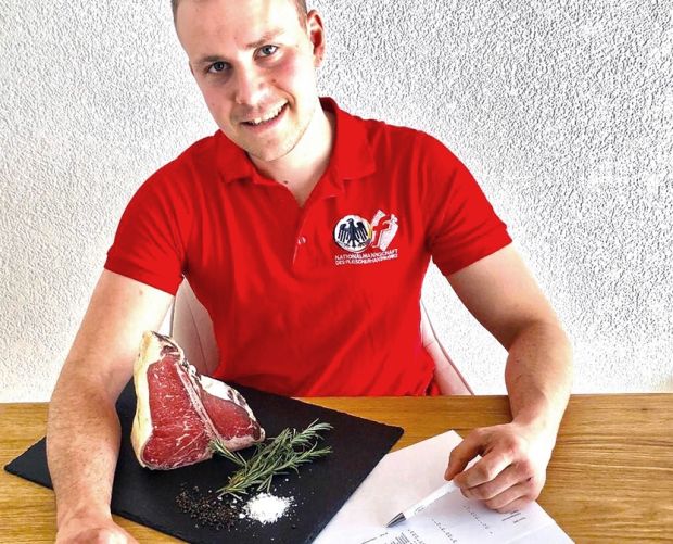 Online-Prüfungspremiere: Nationalmannschaftsmitglied Max Münch zuhause am Laptop. Online-Prüfungspremiere: Nationalmannschaftsmitglied Max Münch zuhause am Laptop.