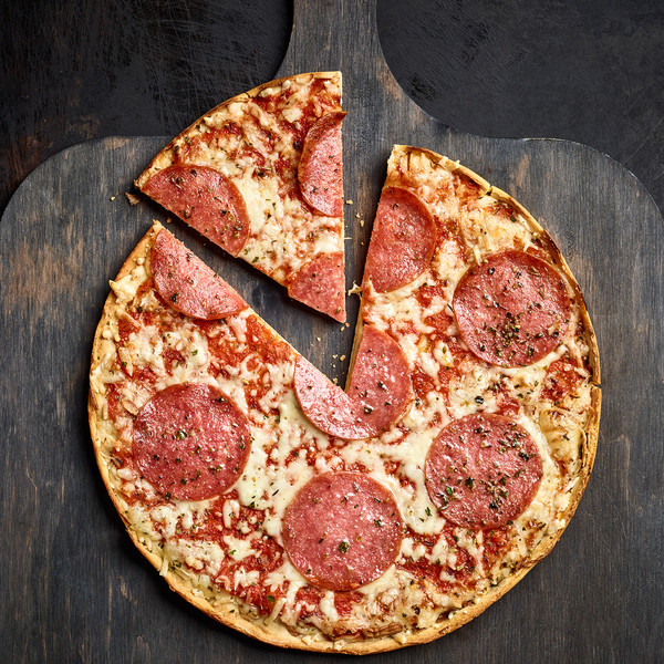 Der Tiefkühl-Klassiker: Pizza Salami. Der Tiefkühl-Klassiker: Pizza Salami.