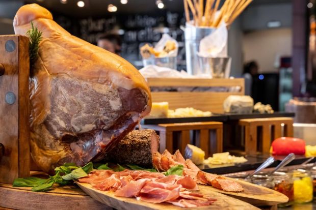 Nach Schätzungen des italienischen Bauernverbandes Coldiretti werden drei von vier in Italien verkauften Schinken aus ausländischem Fleisch hergestellt. Nach Schätzungen des italienischen Bauernverbandes Coldiretti werden drei von vier in Italien verkauften Schinken aus ausländischem Fleisch hergestellt.