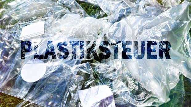 Pro Kilogramm nicht recycelten Plastikmülls müssen die EU-Mitgliedstaaten ab 2021 einen Beitrag zum EU-Budget leisten. Pro Kilogramm nicht recycelten Plastikmülls müssen die EU-Mitgliedstaaten ab 2021 einen Beitrag zum EU-Budget leisten.
