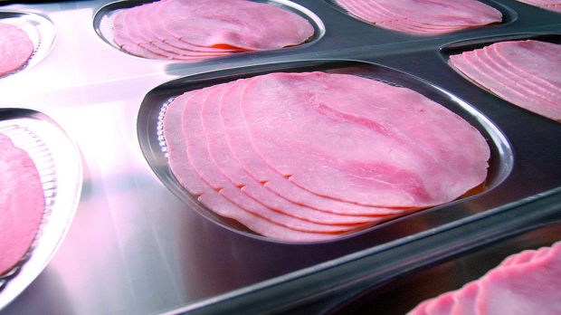 Auch wenn vegetarische und vegane Alternativen im Aufwind sind, sollen klassische Fleischwaren wie Schinken bei der Rügenwalder Mühle auch künftig das Kerngeschäft bleiben. Auch wenn vegetarische und vegane Alternativen im Aufwind sind, sollen klassische Fleischwaren wie Schinken bei der Rügenwalder Mühle auch künftig das Kerngeschäft bleiben.