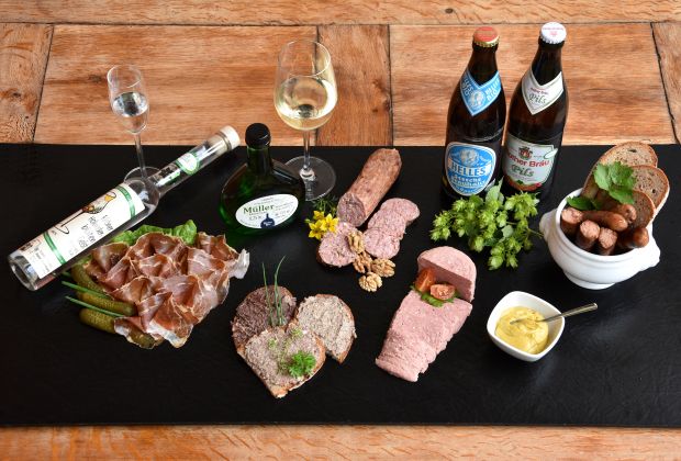 Auch beim virtuellen Rhöner Wurstmarkt lautet das Motto „Entdecken. Schmecken. Genießen.“ Auch beim virtuellen Rhöner Wurstmarkt lautet das Motto „Entdecken. Schmecken. Genießen.“