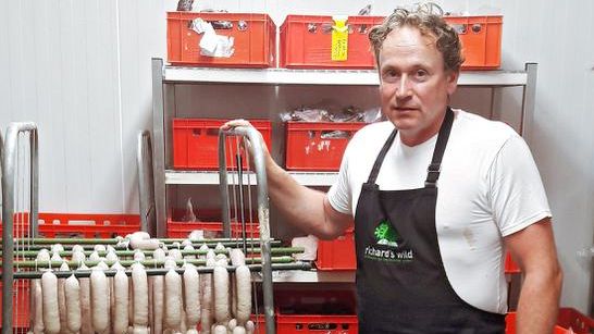 Hat sich seinen Lebenstraum erfüllt: Der Koch und Fleischer Guido Richard vermarktet im eigenen Hofladen Schwarz-, Rot- und Damwild, besitzt einen Marktstand und beliefert die gehobene Gastronomie. Hat sich seinen Lebenstraum erfüllt: Der Koch und Fleischer Guido Richard vermarktet im eigenen Hofladen Schwarz-, Rot- und Damwild, besitzt einen Marktstand und beliefert die gehobene Gastronomie.