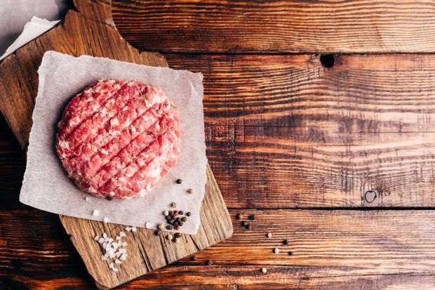 Gerade Burger landen jetzt verstärkt auf dem Grill. Gerade Burger landen jetzt verstärkt auf dem Grill.