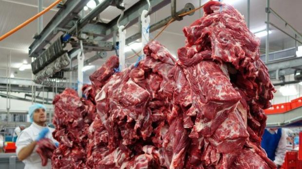 Im Gemeinschaftsunternehmen Westcrown am Standort im niedersächsischen Dissen verarbeiten Westfleisch und Danish Crown Sauenhälften. Im Gemeinschaftsunternehmen Westcrown am Standort im niedersächsischen Dissen verarbeiten Westfleisch und Danish Crown Sauenhälften.