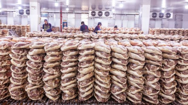 China hat den Fleischsektor weiter modernisiert, wie ein Blick in diese Schinkenfabrik in Jinhua in der südlich von Shanghai gelegenen Provinz Zhejiang zeigt. China hat den Fleischsektor weiter modernisiert, wie ein Blick in diese Schinkenfabrik in Jinhua in der südlich von Shanghai gelegenen Provinz Zhejiang zeigt.