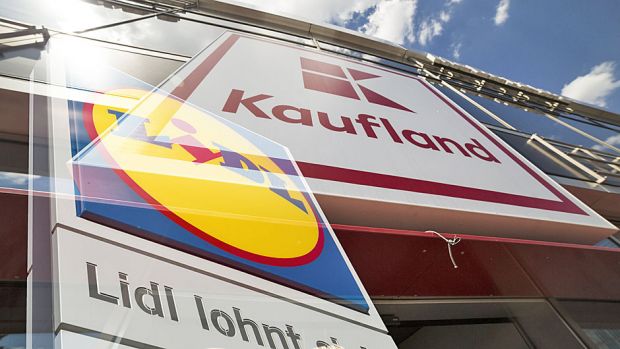 Insgesamt zahlt die Schwarz-Gruppe den Mitarbeitern rund 30 Mio. Euro aus. Insgesamt zahlt die Schwarz-Gruppe den Mitarbeitern rund 30 Mio. Euro aus.
