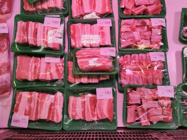 China hat sich noch nicht von dem Einbruch der Schweinefleischproduktion erholt und sucht nun neue Wege, um die Versorgung der Bevölkerung zu sichern. China hat sich noch nicht von dem Einbruch der Schweinefleischproduktion erholt und sucht nun neue Wege, um die Versorgung der Bevölkerung zu sichern.