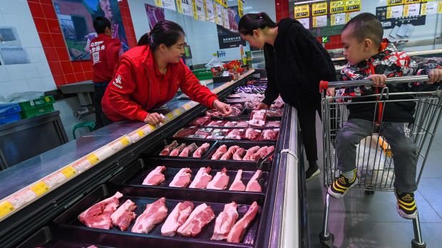 Die Preise für Schweinefleisch haben laut FAO wegen Engpässen in der Verarbeitung zugelegt. Die Preise für Schweinefleisch haben laut FAO wegen Engpässen in der Verarbeitung zugelegt.