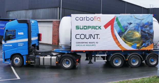 Signalwirkung: Der Lkw transportiert Öl, das durch chemisches Recycling aus Ressourcen von Südpack gewonnen wurde. Signalwirkung: Der Lkw transportiert Öl, das durch chemisches Recycling aus Ressourcen von Südpack gewonnen wurde.