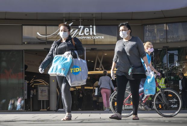 Auch auf der Frankfurter Haupteihkaufsmeile - Zeil - ist nach den ersten Öffnungen wieder mehr los.
Auch auf der Frankfurter Haupteihkaufsmeile - Zeil - ist nach den ersten Öffnungen wieder mehr los.